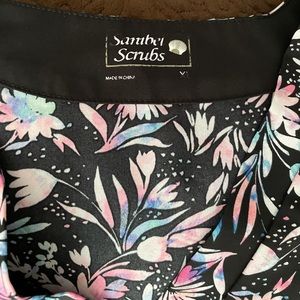 Xl Sanibel scrub top with flowered design.